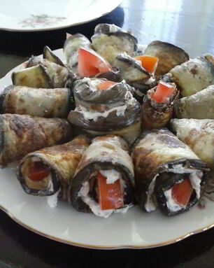 Рулетики из баклажанов с брынзой и помидорами