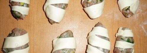 рулетики из фарша в слоеном тесте. Шаг 5