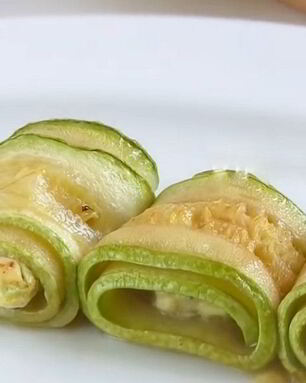 Рулетики из кабачков с курицей Пальчики