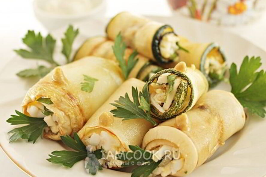 Рецепт рулетики из кабачков с сыром и чесноком