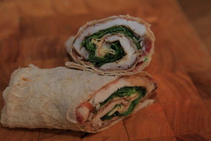 Рецепт рулетики из лаваша с курицей, ветчиной и шпинатом