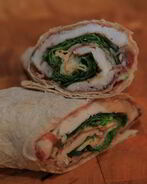 Рулетики из лаваша с курицей, ветчиной и шпинатом