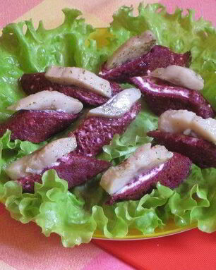 Рулетики из ржаных блинчиков с селедкой