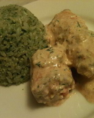 Рулетики из семги с креветками в сливочном соусе и необработанным рисом со шпинатом