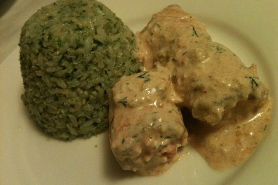 Рецепт рулетики из семги с креветками в сливочном соусе и необработанным рисом со шпинатом