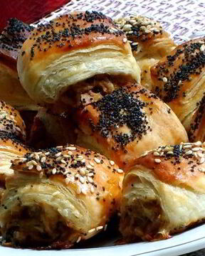 Рулетики слоеные с тунцом