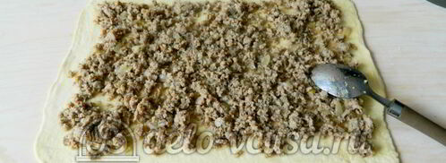 слоеный рулет с фаршем. Шаг 4