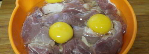 свинина, маринованная в яйцах. Шаг 2