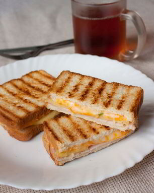 Сэндвич-гриль с ветчиной и ананасом