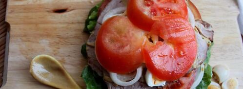 сэндвич по-деревенски с бужениной, перепелиным яйцом, овощами и салатом. Шаг 6