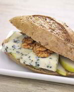 Сэндвич с голубым сыром, орехами и яблоками