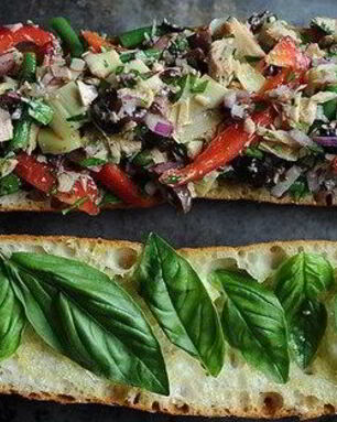 Сэндвич с тунцом, артишоками и паприкой