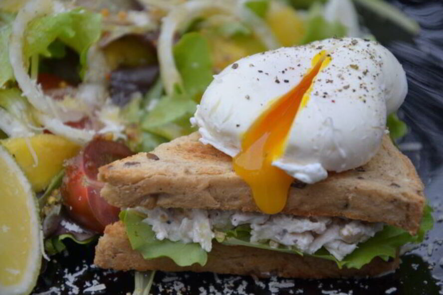 Рецепт сэндвич с яйцом-пашот и салатом
