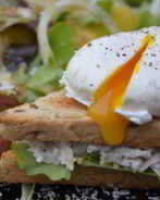 Сэндвич с яйцом-пашот и салатом