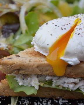 Сэндвич с яйцом-пашот и салатом