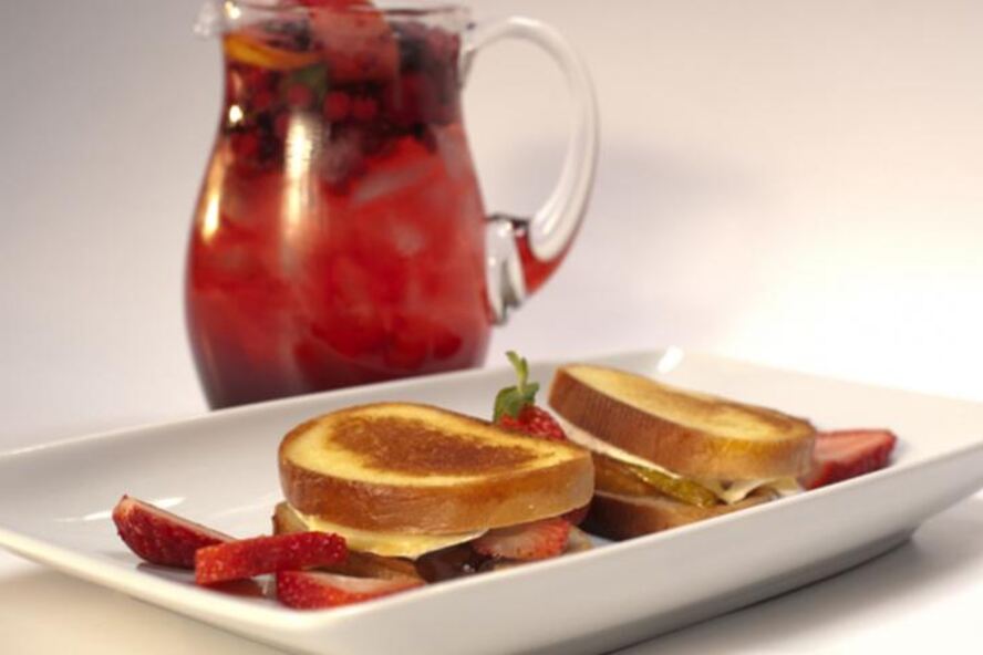 Рецепт сэндвичи с фруктами, шоколадом и сыром бри