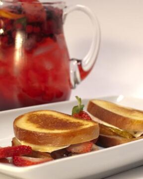 Сэндвичи с фруктами, шоколадом и сыром бри