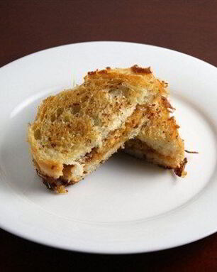 Жареные сэндвичи с беконом и грушей