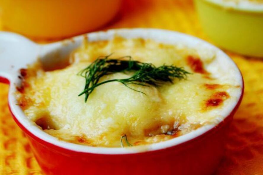 Рецепт сырный гратен с креветками и красным луком