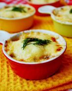 Сырный гратен с креветками и красным луком