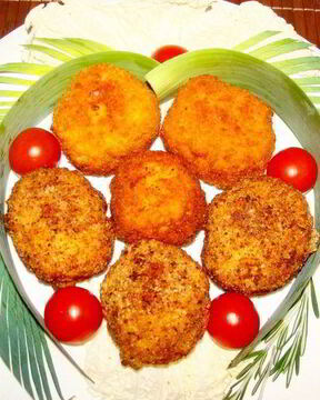 Сырные шарики с начинкой в ореховой панировке под пьяной клюквой