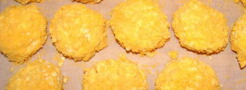 сырные шарики с начинкой в ореховой панировке под пьяной клюквой. Шаг 7