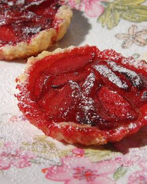 Ароматные тарталетки со сливами