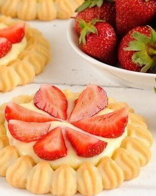 Безглютеновые тарталетки с гоголь-моголем и клубникой в шоколаде 3PAULY