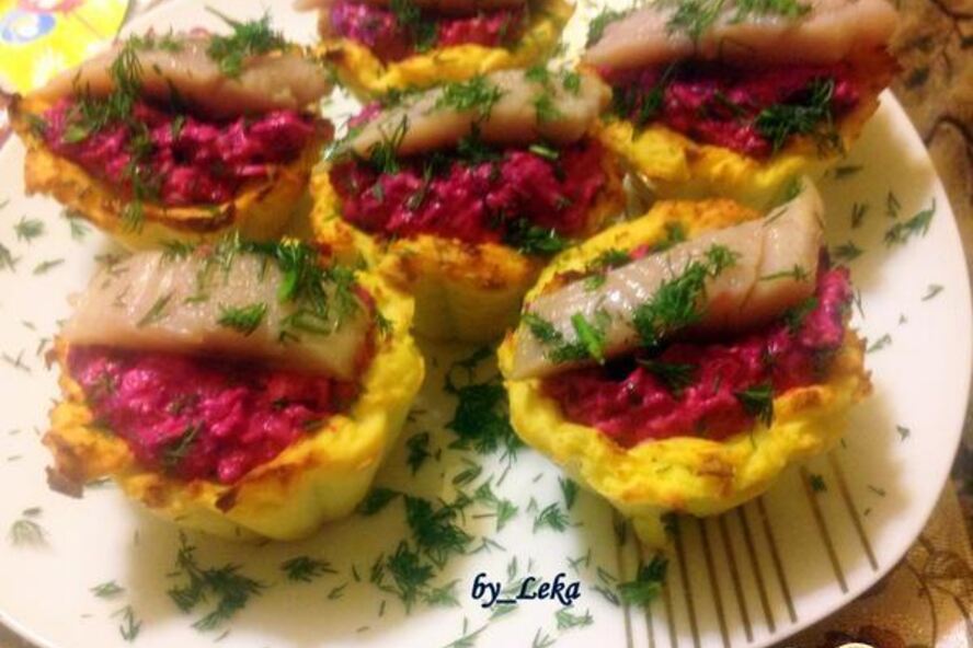 Рецепт картофельные тарталетки с селедкой в мини шубке