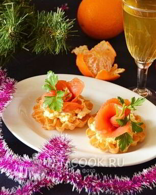 Новогодние тарталетки с семгой