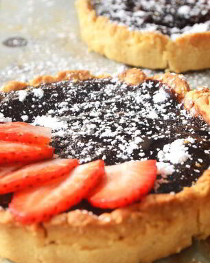 Шоколадные тарталетки с клубникой