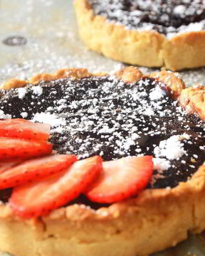 Шоколадные тарталетки с клубникой