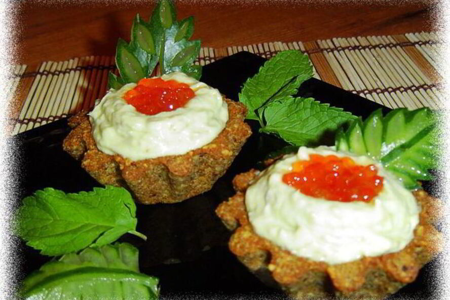 Рецепт тарталетки из ржаного хлеба с кремом из авокадо с сельдью