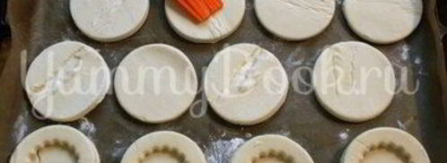 тарталетки из слоеного теста с начинкой. Шаг 2