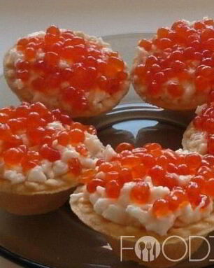 Тарталетки с икрой и креветками