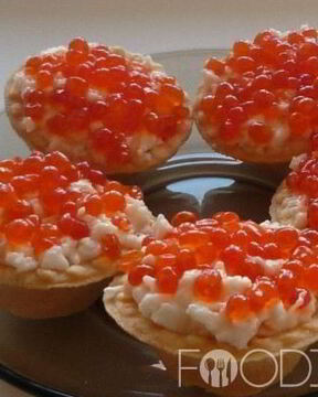 Тарталетки с икрой и креветками