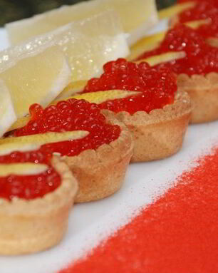 Тарталетки с икрой и маслом