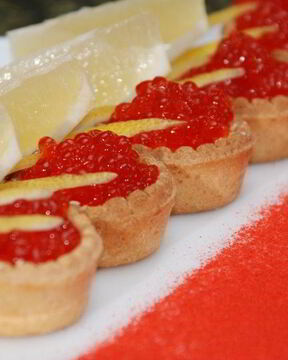 Тарталетки с икрой и маслом