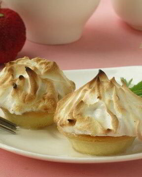 Тарталетки с клубникой и мороженым на гриле