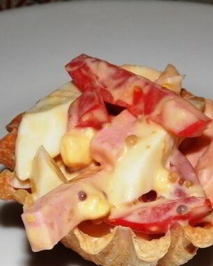 Тарталетки с копченой колбасой