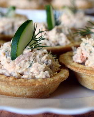Тарталетки с красной рыбой и сыром