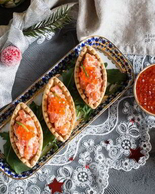 Тарталетки с лососем в соусе Спайси