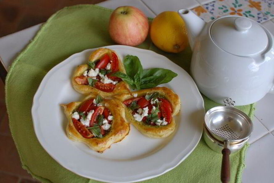 Рецепт тарталетки с помидорами и соусом песто