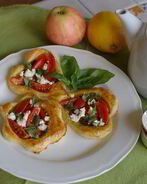 Тарталетки с помидорами и соусом песто