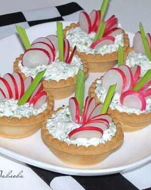 Тарталетки с редисом на творожной подушке