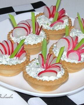 Тарталетки с редисом на творожной подушке