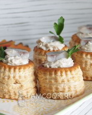 Тарталетки с сельдью и творогом