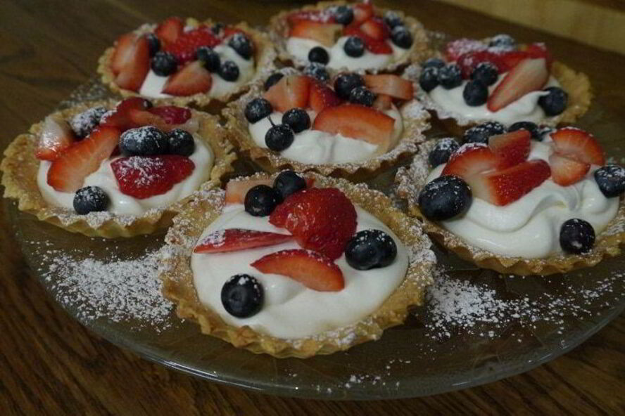 Рецепт тарталетки с ягодами и взбитыми сливками