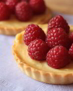 Тарталетки с заварным кремом и ягодами