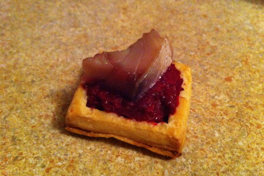 Рецепт тарталетки со свекольной начинкой и сельдью